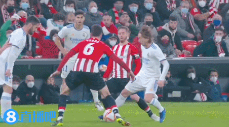 媒体人：李贤重几乎以一己之力摧毁中国男篮的外线防守